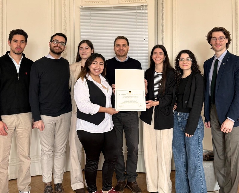 Equipo de Global Shapers Buenos Aires con la declaración de interés de la Legislatura porteña